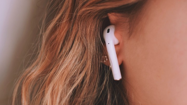 airpods-die-faster_woman-wearing-airpods
