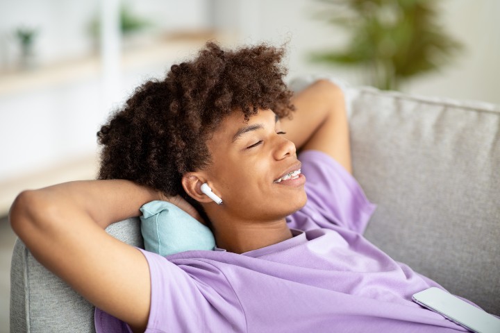 are-audiobooks-worth-it_relaxed-teen