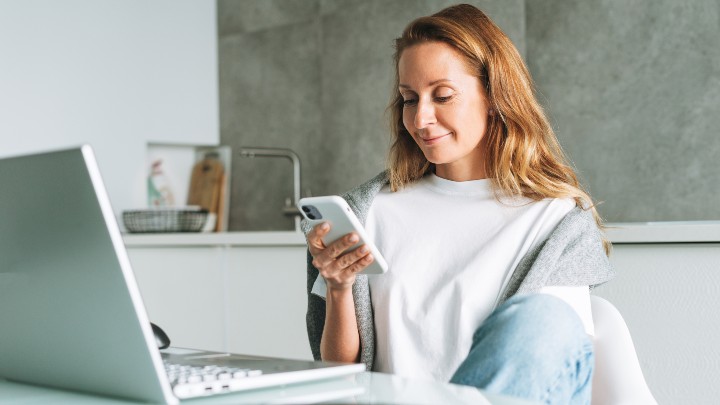 connects-on-upwork_woman-using-smartphone